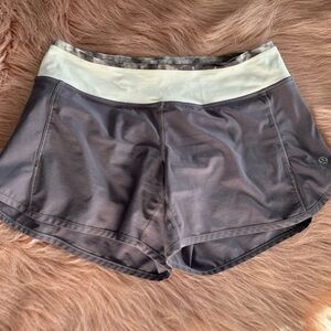 Lululemon Turbo Run Short Size 4 in Coal / Snowy Owl